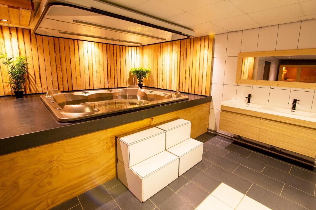 Luxus Familienvilla Mit Jacuzzi & Sauna Tzummarum Екстериор снимка
